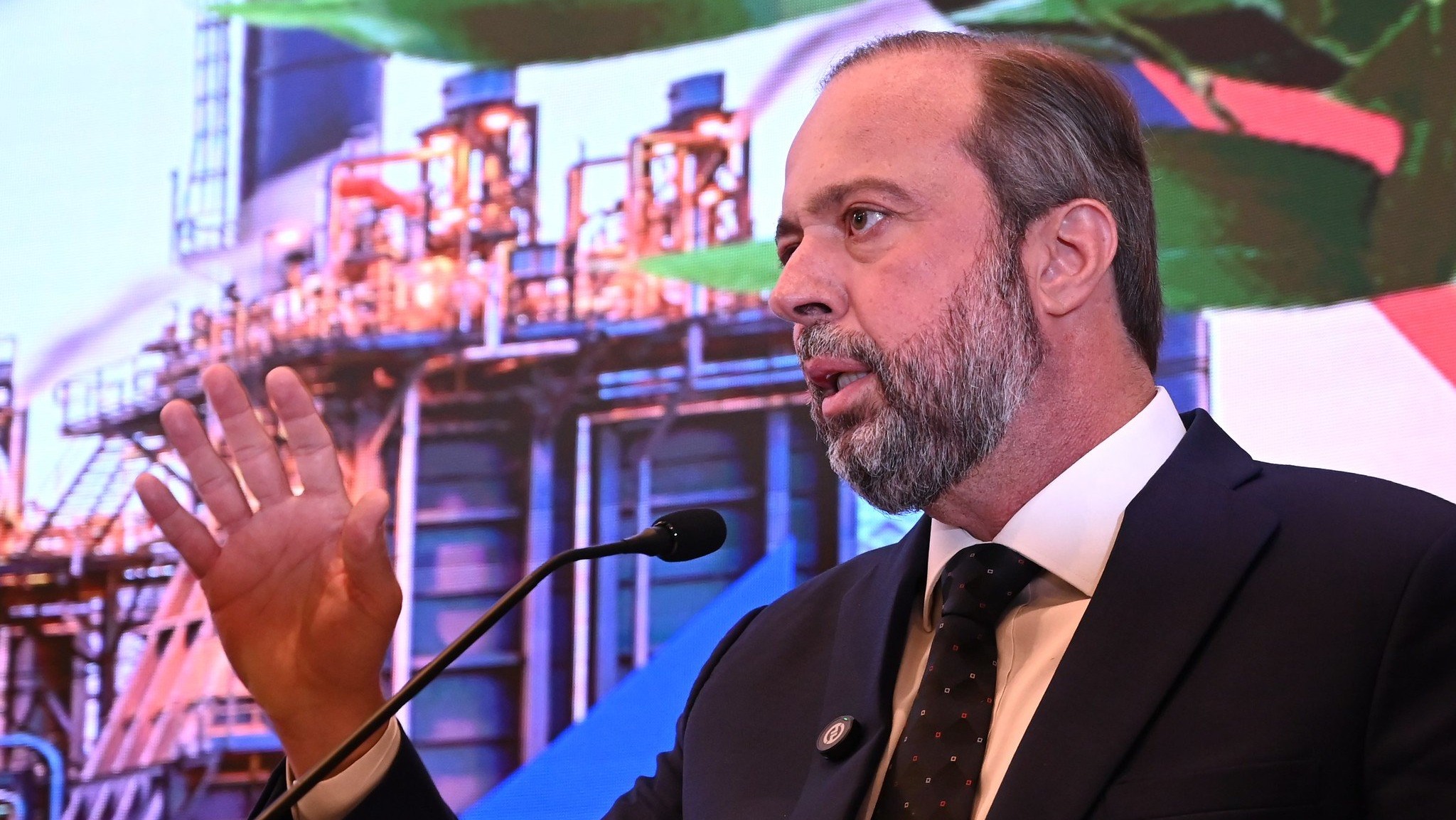 Ministro de Minas e Energia, Alexandre Silveira, diz que retorno do horário de verão está em avaliação. Na imagem: Alexandre Silveira discursa no evento "O Papel do Gás Natural em uma Transição Energética Sustentável, Acessível e Justa", promovido pela FGV, em 11/9/2024 (Foto Ricardo Botelho/MME)