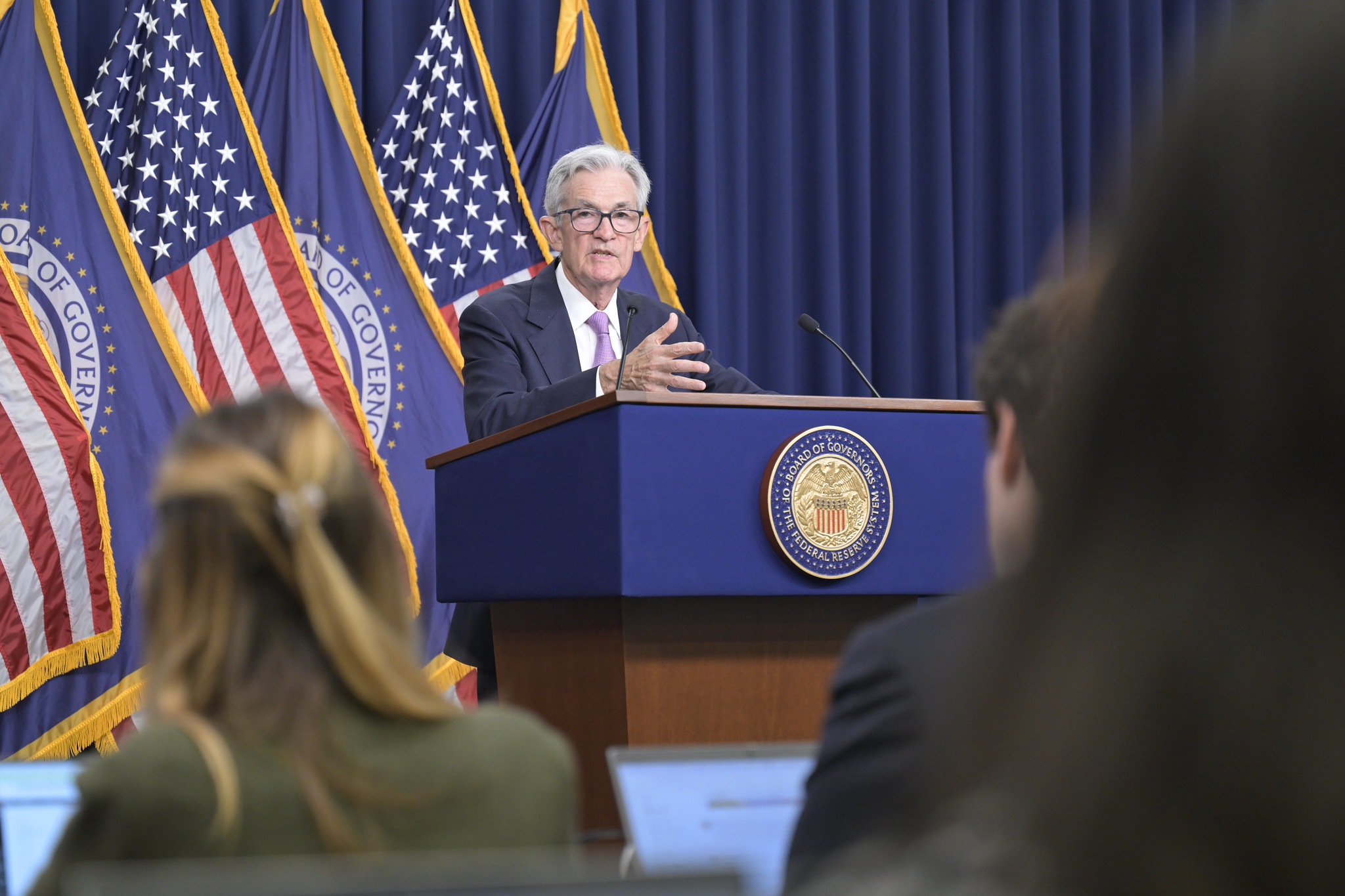 Preço do barril de petróleo tem queda moderada em dia de corte de juros pelo Banco Central dos EUA. Na imagem: Jerome Powell, presidente do Federal Reserve, em coletiva de imprensa após anúncio de corte na taxa de juros dos EUA, em 18/9/2024 (Foto Divulgação FED)