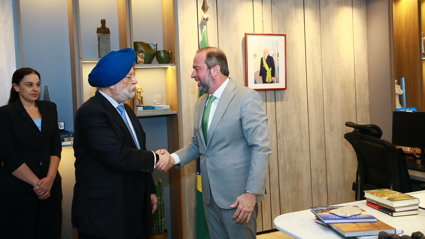 Alexandre Silveira encontra ministro do Petróleo e Gás Natural da Índia, Hardeep S. Puri, durante visita oficial em Brasília, em 20/9/2024 (Foto Tauan Alencar/MME)