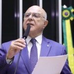 Arnaldo Jardim fala, à tribuna, durante sessão para discussão e votação de propostas, em 11/9/2024 (Foto Mário Agra/Câmara dos Deputados)