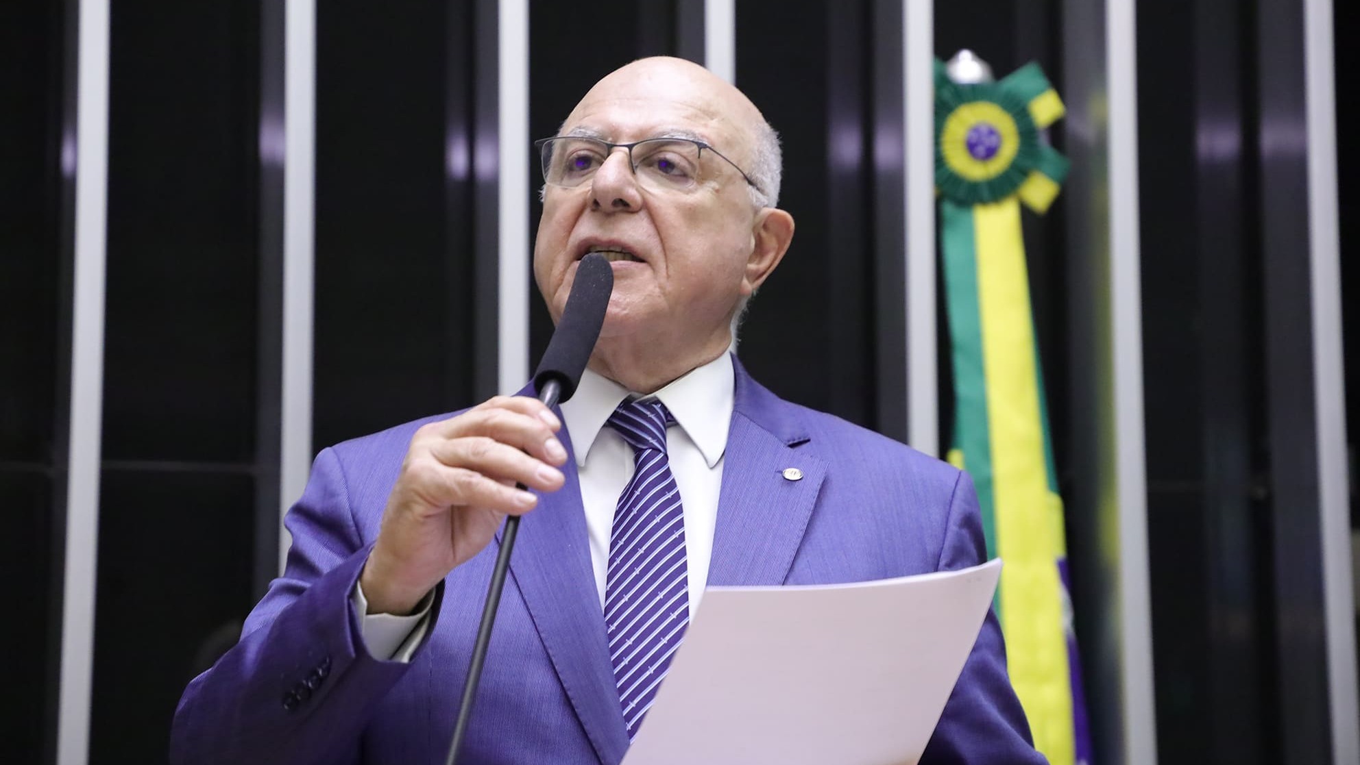 Arnaldo Jardim fala, à tribuna, durante sessão para discussão e votação de propostas, em 11/9/2024 (Foto Mário Agra/Câmara dos Deputados)