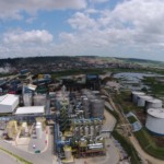 Vista das instalações com dutos metálicos e tanques de armazenamento da BioFlex, usina de etanol celulósico da GranBio, em Alagoas (Foto Divulgação GranBio)