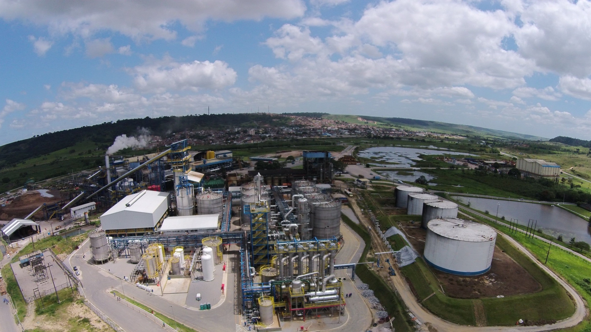 Vista das instalações com dutos metálicos e tanques de armazenamento da BioFlex, usina de etanol celulósico da GranBio, em Alagoas (Foto Divulgação GranBio)