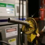 Crimes fiscais, sonegações e adulterações têm impacto de até 17% em valor de mercado das maiores distribuidoras de combustíveis do país. Na imagem: Bomba de abastecimento em posto de combustível (Foto: Agencia Brasil)