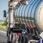 Caminh&atilde;o-tanque para transporte de combust&iacute;veis trafega em rodovia (Foto welcomia/Unsplash)