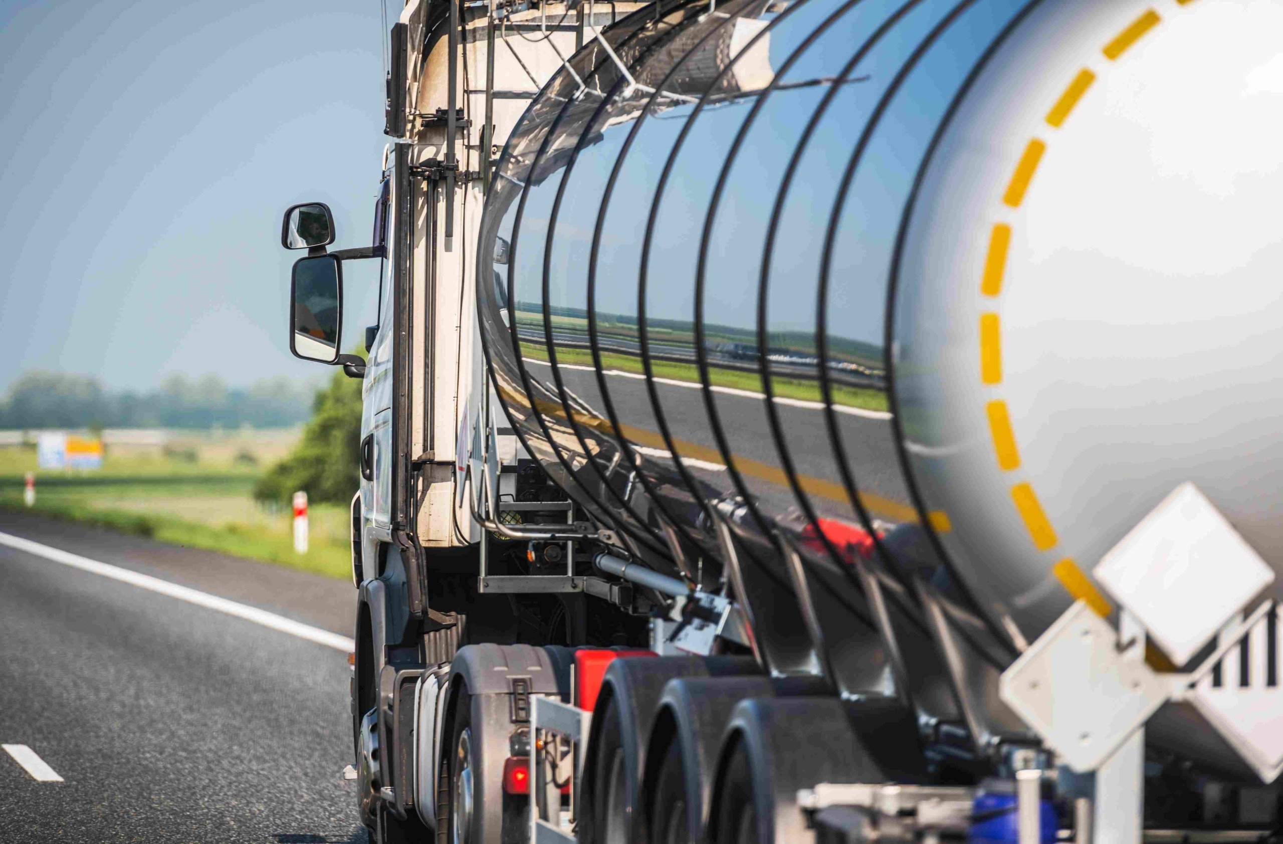 Caminhão-tanque para transporte de combustíveis trafega em rodovia (Foto welcomia/Unsplash)