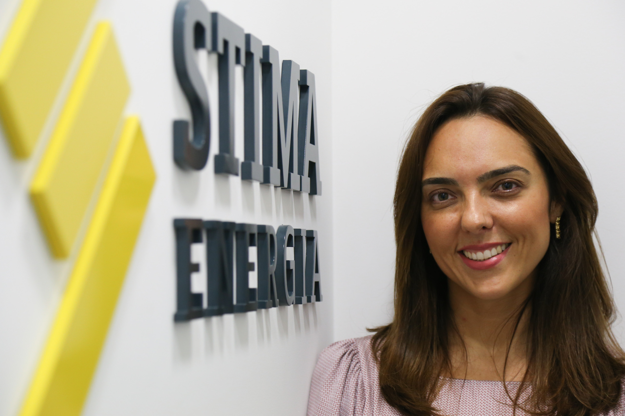 Abertura total para baixa tensão vai beneficiar todos no mercado livre de energia, afirma Daniela Alcaro [na imagem], co-fundadora da Stima Energia (Foto Divulgação)