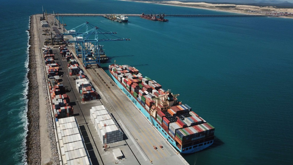 Casa dos Ventos projeta início da produção de hidrogênio verde no Pecém em 2029. Na imagem: Vista aérea de containers no cais do Complexo Industrial e Portuário do Pecém – CIPP (Foto: Divulgação)