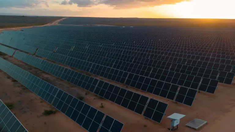 Volta do horário de verão pode contribuir com o aproveitamento da geração renovável, defende consultoria Thymos. Na imagem: Complexo solar Mendubim, da Equinor, no Rio Grande do Norte (Foto Divulgação Scatec)