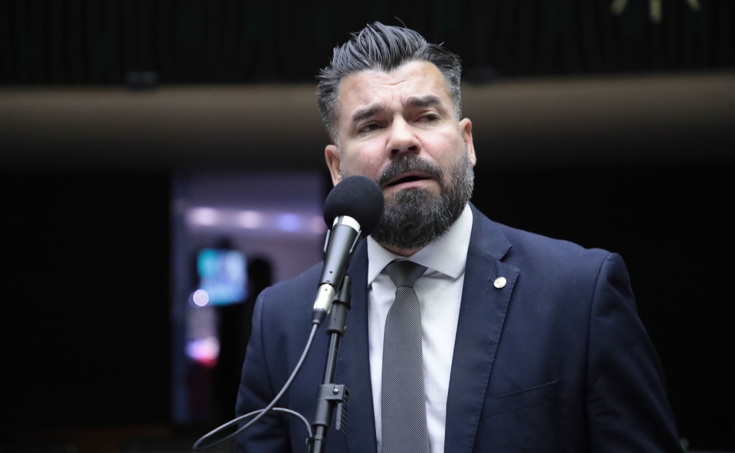 Delegado Caveira, autor da proposta para isentar painéis solares do Imposto de Importação, discursa à bancada da Câmara (Foto Mário Agra/Câmara dos Deputados)