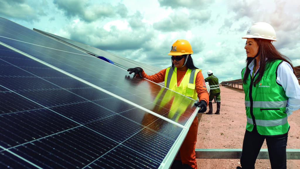 Brasil e ONU anunciam lançamento de Plataforma Global para transição energética justa e sustentável. Na imagem: Duas mulheres instalam placas solares fotovoltaicas (Foto Divulgação Neoenergia)