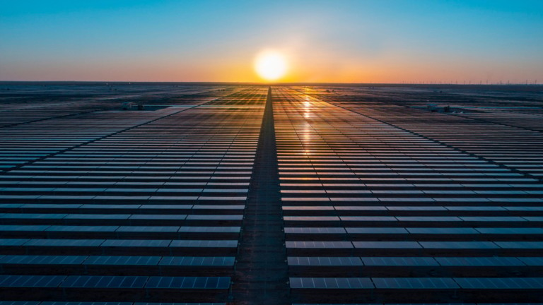 SG/Cade autoriza entrada da ArcelorMittal em parques solares da Casa dos Ventos na Bahia. Na imagem: Usina solar de Sakaka (300 MW) da ACWA Power e a AlGihaz, na província de Al Jouf, na Arábia Saudita (Foto Divulgação ACWA)