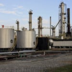 Instalações com rede de dutos metálicos e tanques de armazenamento de combustíveis da refinaria fluminense Refit, antiga Refinaria de Manguinhos (Foto Divulgação)