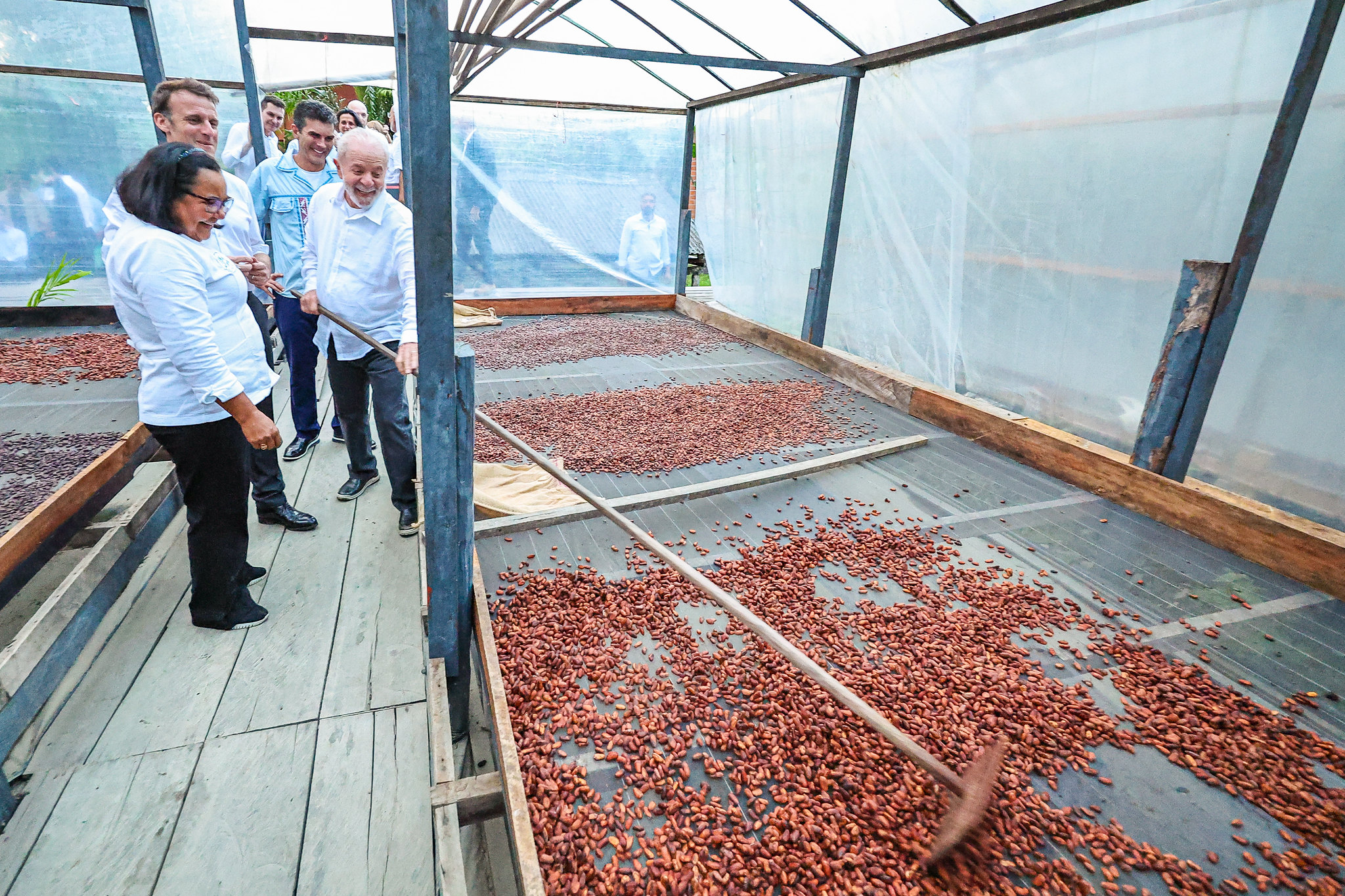 Lula, Macron e Helder Barbalho visitam produtora de chocolate 'Filha do Combu', na comunidade ribeirinha da Ilha do Combu, em Belém (PA), em 26/3/2024 (Foto Ricardo Stuckert/PR)