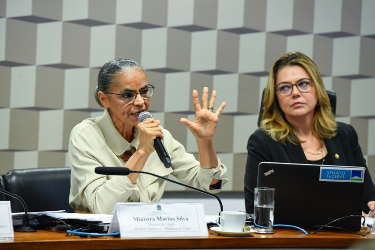 Ministra do Meio Ambiente, Marina Silva, com a presidente da CMA, Leila Barros, durante audiência pública na Câmara, em 4/9/2024 (Foto Roque de Sá/Agência Senado)