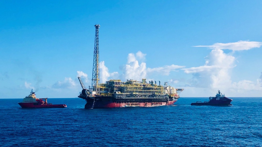 Navio-plataforma FPSO Carioca no campo de Sépia, em alto mar, no pré-sal da Bacia de Santos; ao fundo, céu azul (Foto Bram Titan/Agência Petrobras)