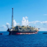 Navio-plataforma FPSO Carioca no campo de Sépia, em alto mar, no pré-sal da Bacia de Santos; ao fundo, céu azul (Foto Bram Titan/Agência Petrobras)