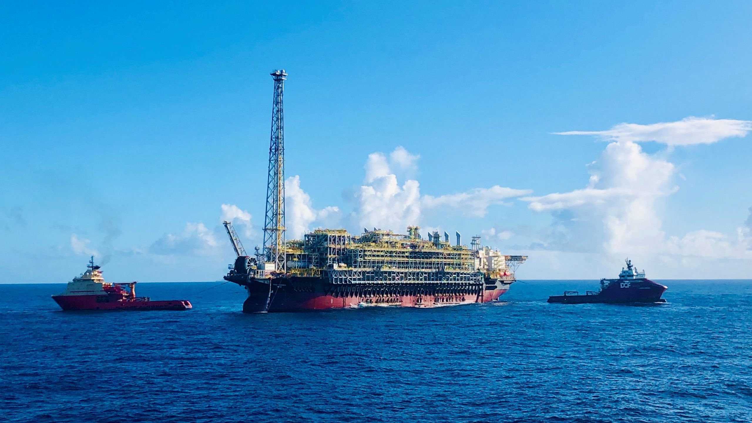 Navio-plataforma FPSO Carioca no campo de Sépia, em alto mar, no pré-sal da Bacia de Santos; ao fundo, céu azul (Foto Bram Titan/Agência Petrobras)