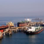 Pre&ccedil;os Brent e WTI do barril de petr&oacute;leo t&ecirc;m vi&eacute;s de baixa. Na imagem: Navios-petroleiros no terminal de &oacute;leo iraquiano de Al Basra, no norte do Golfo P&eacute;rsico (Foto Samuel W. Shavers/Wiki Commons)