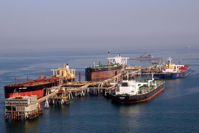 Preços Brent e WTI do barril de petróleo têm viés de baixa. Na imagem: Navios-petroleiros no terminal de óleo iraquiano de Al Basra, no norte do Golfo Pérsico (Foto Samuel W. Shavers/Wiki Commons)