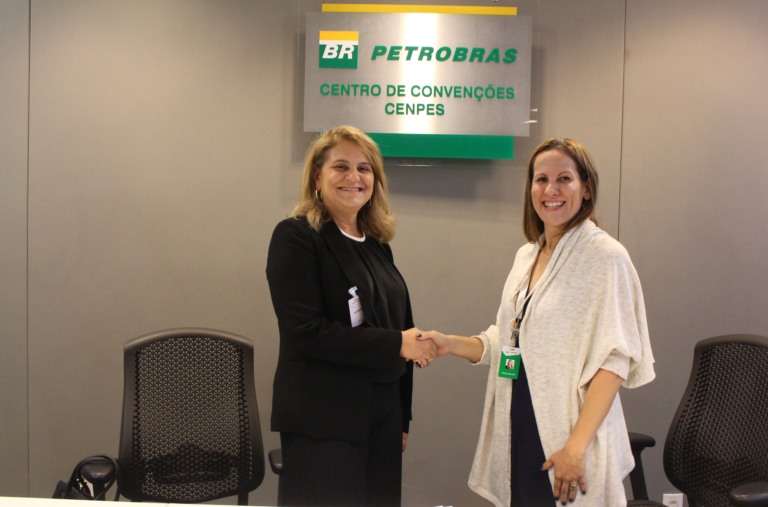 A presidente da Embrapa, Silvia Massruhá, visitou o Centro de Pesquisas da Petrobras e foi recebida pela gerente executiva Maiza Goulart | Foto: Agência Petrobras