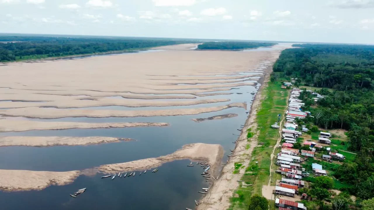 Seca atinge Rios Solimões e Tefé; Comunidade Porto Praia, no Solimões, que seria um dos acessos para chegar a Tefé, AM (Foto: Reprodução Agência Cenarium)