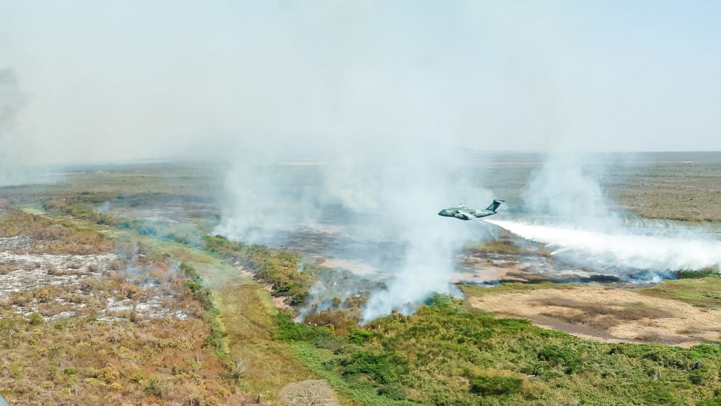 Emissão de gases (GEE) por incêndios bate recorde no Mato Grosso do Sul e Amazonas em 2024, segundo o Copernicus. Na imagem: Sobrevoo de áreas incendiadas em Corumbá (MS), em 31/7/2024 (Foto Ricardo Stuckert/PR)