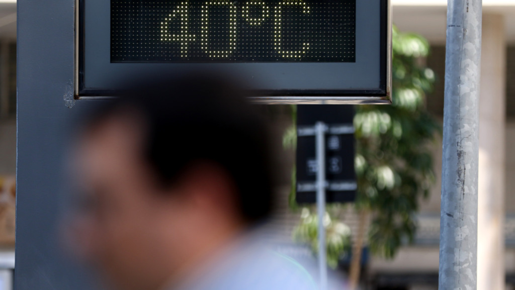 Chuvas voltarão em outubro, com alívio para o setor de energia elétrica, aponta consultoria meteorológica Nottus. Na imagem: Termômetro, no centro do Rio de Janeiro, chega a marcar 40°C em meio a forte onda de calor, em 24/8/23 (Foto: Tânia Rêgo/Agência Brasil)