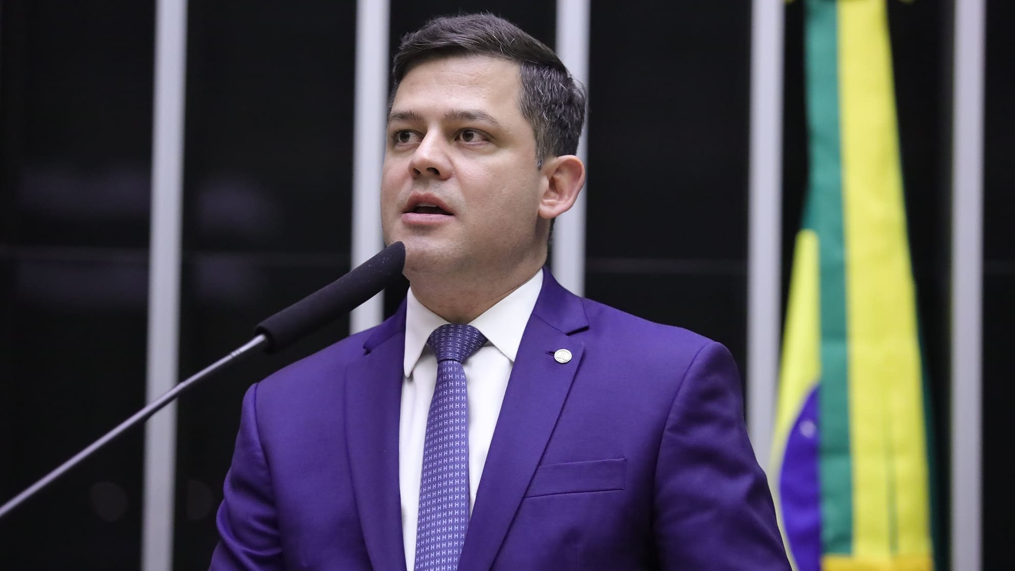 Tião Medeiros fala, à tribuna, durante sessão para discussão e votação de propostas, em 14/8/2024 (Foto Mário Agra/Câmara dos Deputados)