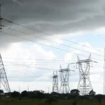 Aneel muda bandeira tarifária vermelha de setembro para o patamar 1, após correção de dados do ONS. Na imagem: Torres de transmissão de energia elétrica de alta tensão com céu nublado ao fundo (Foto Fábio Rodrigues Pozzebom/Agência Brasil)