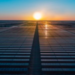 Geração solar fotovoltaica centralizada alcança 15 GW de capacidade no Brasil. Na imagem: Usina solar de Sakaka (300 MW) da ACWA Power e a AlGihaz, na província de Al Jouf, na Arábia Saudita (Foto Divulgação ACWA)