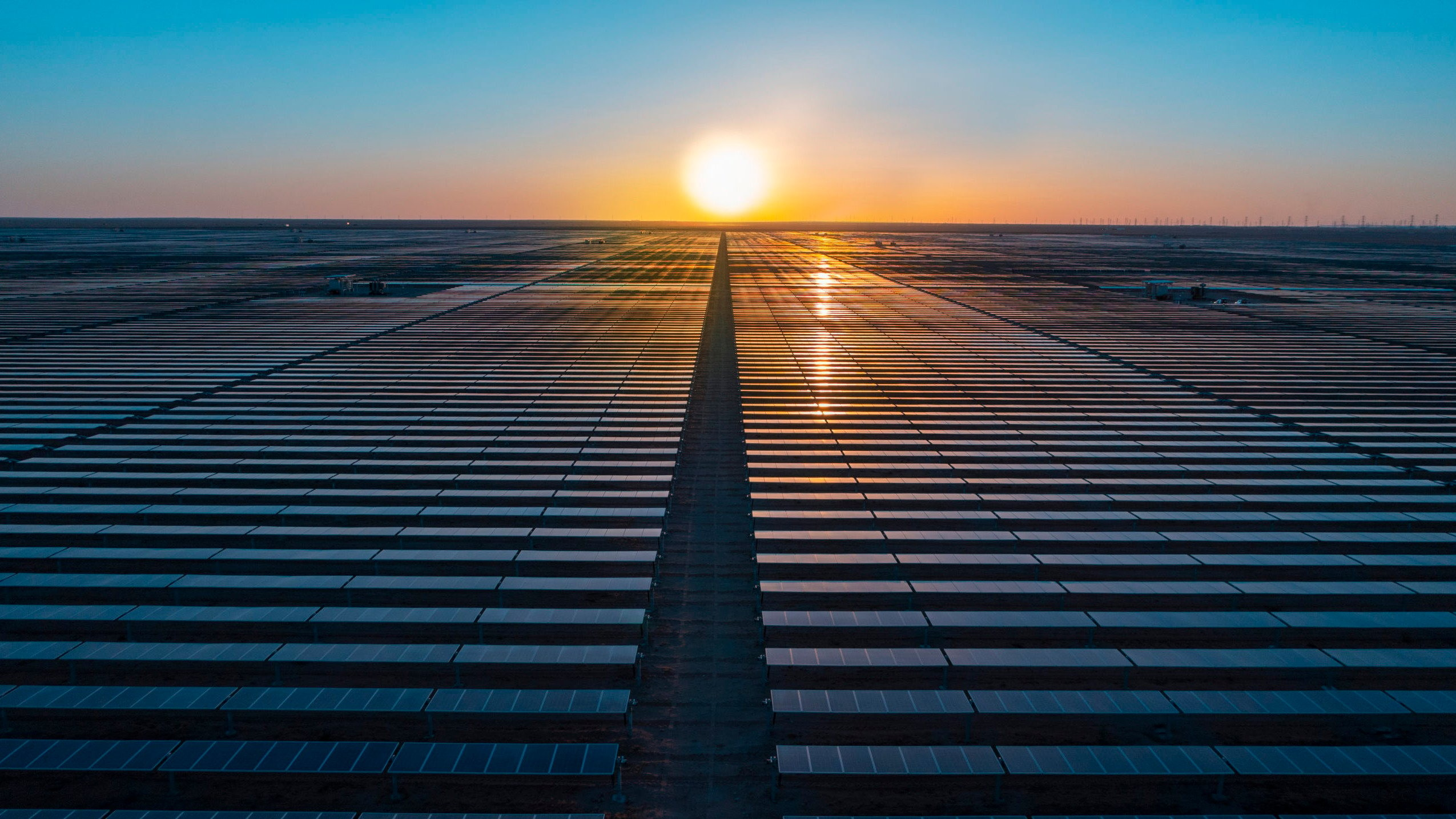 Geração solar fotovoltaica centralizada alcança 15 GW de capacidade no Brasil. Na imagem: Usina solar de Sakaka (300 MW) da ACWA Power e a AlGihaz, na província de Al Jouf, na Arábia Saudita (Foto Divulgação ACWA)