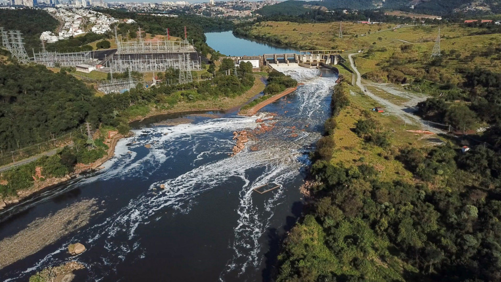 Barragem Edgar de Souza, em Santana do Parnaíba (SP), parte integrante do sistema de abastecimento de SP, que conta com elevatórias e geração de energia. Brasil não tem projetos recentes de usinas reversíveis (Foto Webysther Nunes/Wiki Commons)