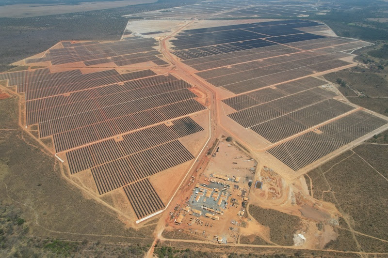 Imagem aérea do parque solar de Arinos (MG), da Newave Energia.