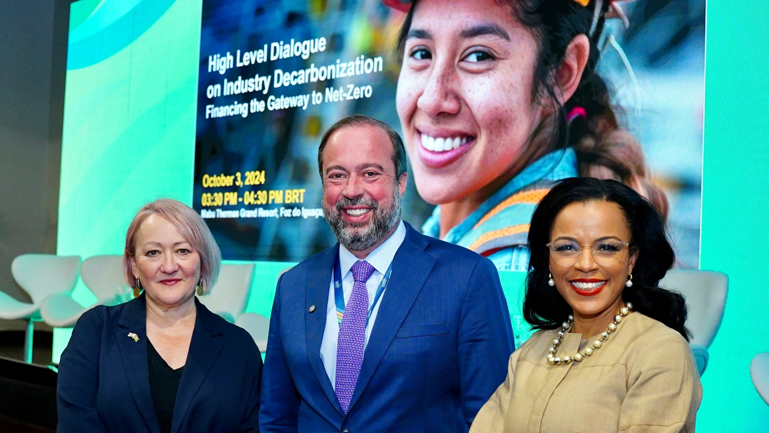 [da esquerda para a direita] A ministra do Clima pelo Departamento de Segurança Energética e Net Zero do Reino Unido, Kerry McCarthy, o ministro do MME, Alexandre Silveira, e a CEO do CIF, Tariye Gbadegesin (Foto Tauan Alencar/MME)