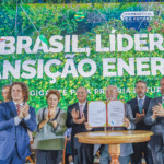 Lula, junto a ministros e empresários, visita feira Liderança Verde Brasil Expo e assina a sanção da lei do Combustível do Futuro, na Base Aérea de Brasília/DF, em 8/10/2024 (Foto Ricardo Stuckert/PR)