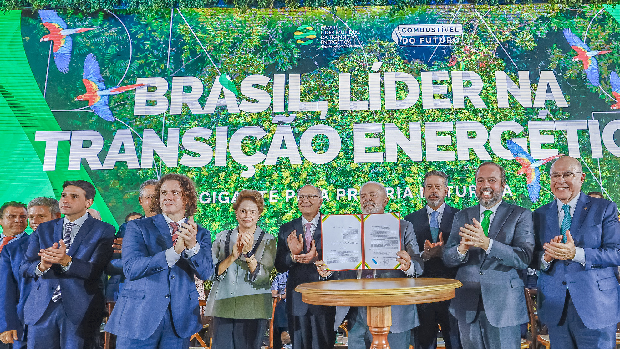 Lula, junto a ministros e empresários, visita feira Liderança Verde Brasil Expo e assina a sanção da lei do Combustível do Futuro, na Base Aérea de Brasília/DF, em 8/10/2024 (Foto Ricardo Stuckert/PR)