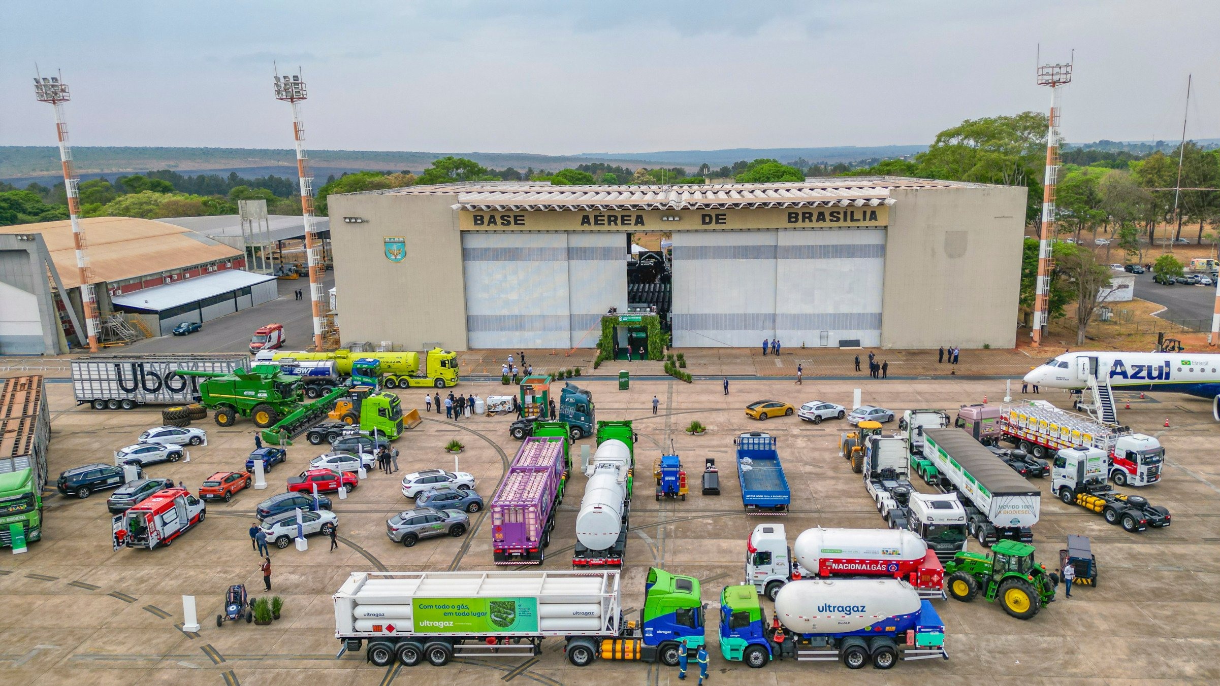 Exposição de veículos com tecnologias de baixa emissão durante a cerimônia de sanção do Combustível do Futuro, na Base Aérea de Brasília (DF), em 8/10/2024 (Foto Ricardo Stuckert/PR)