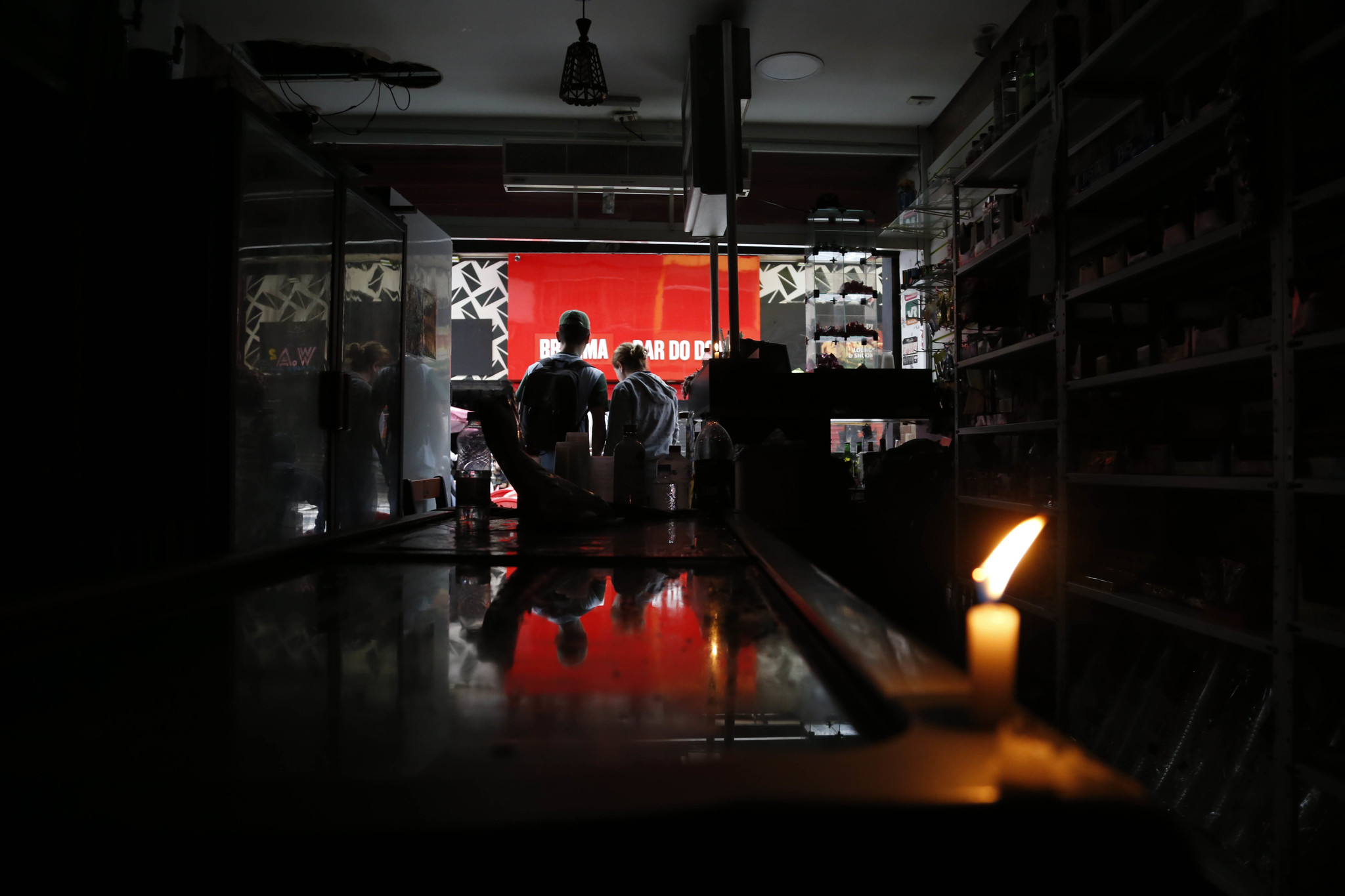 Lojas fechadas na Rua Barao de Itapetininga e bares funcionando a luz de velas durante série de apagões que afetou a cidade de SP em março de 2024.