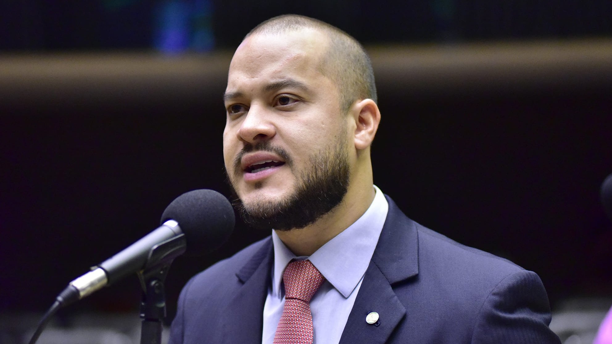 Adail Filho fala, à bancada da Câmara, durante sessão para discussão e votação de propostas, em 28/11/2023 (Foto Zeca Ribeiro/Câmara dos Deputados)