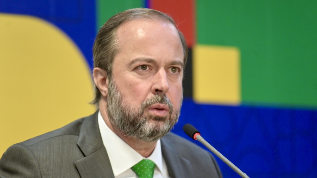 Na imagem: Alexandre Silveira fala durante coletiva de imprensa sobre a renovação antecipada das distribuidoras de energia elétrica, em 20/6/2024 (Foto Ricardo Botelho/MME)