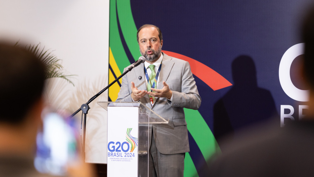 Aneel poderia rever cálculos da conta bandeira, defende Alexandre Silveira durante entrevista coletiva no Grupo de Trabalho de Transições Energéticas do G20, em Foz do Iguaçu (PR), em 2/10/2024 (Foto G20 Brasil)