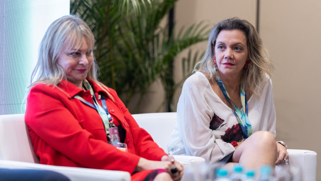 Heloísa Borges, Diretora de Petróleo, Gás e Biocombustíveis da Empresa de Pesquisa Energética (EPE), e Jane Hupe, diretora do programa ambiental da Organização da Aviação Civil Internacional (Icao, na sigla em inglês), durante evento paralelo da programação da 15ª Clean Energy Ministerial e 9ª Mission Innovation, que acontecem em paralelo à Reunião Ministerial de Energia do G20, em Foz do Iguaçu (PR), em 1-10-2024 (Foto Divulgação G20 Brasil)