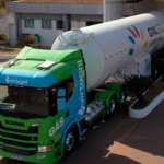 Caminhão movido a GNL da VirtuGNL utilizado no transporte para distribuição de fertilizantes da Yara Brasil (Foto Divulgação VirtuGNL)