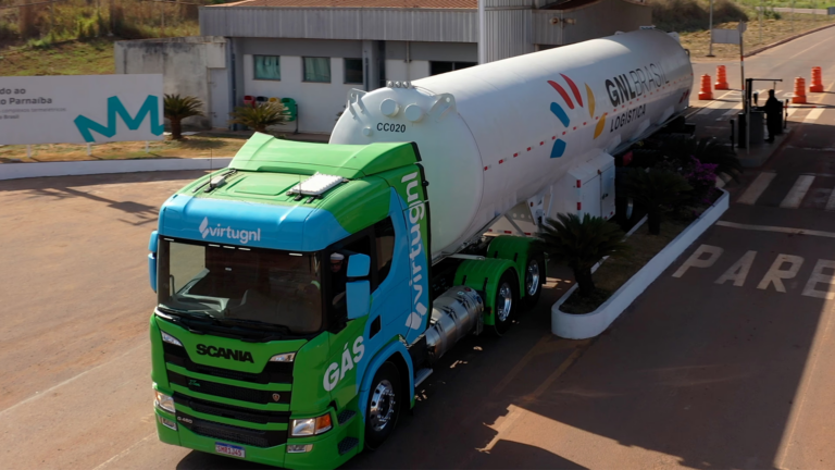 Caminhão movido a GNL da VirtuGNL utilizado no transporte para distribuição de fertilizantes da Yara Brasil (Foto Divulgação VirtuGNL)