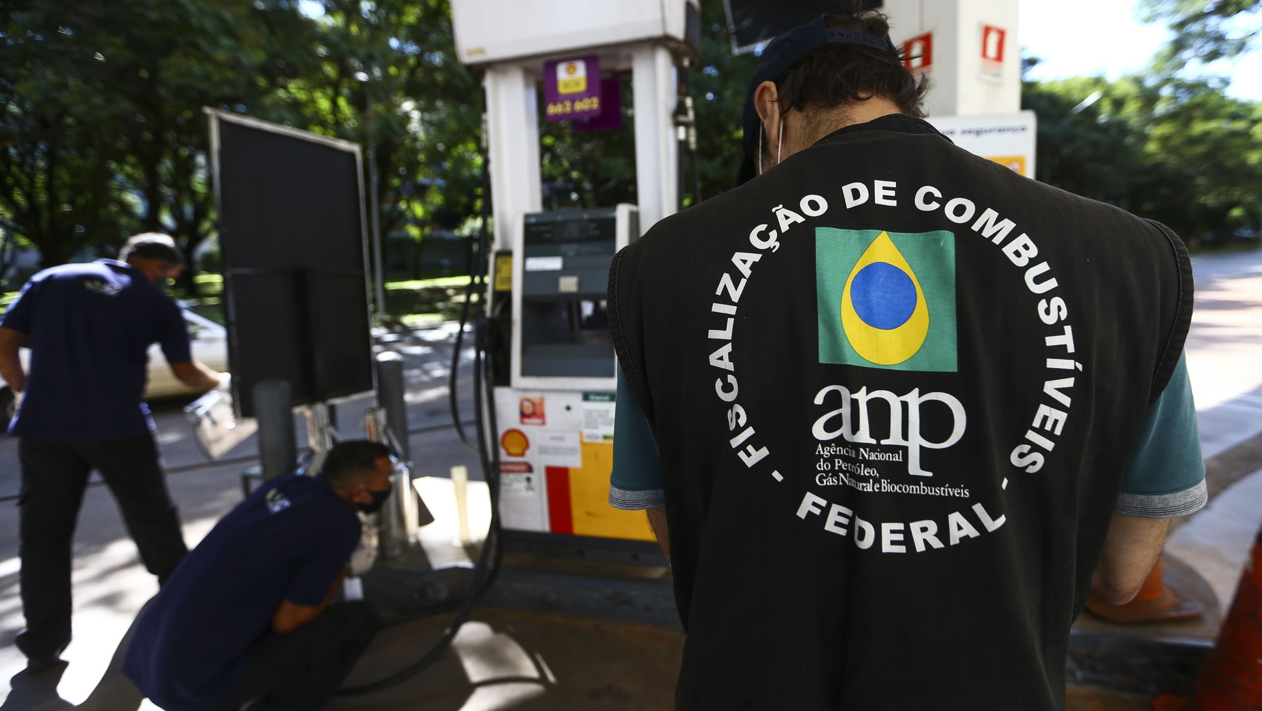 Força-tarefa integrada pela ANP, Procon e Inmetro fiscaliza postos revendedores de combustíveis em Brasília (DF), em 15/3/2021 (Foto Marcelo Camargo/Agência Brasil)