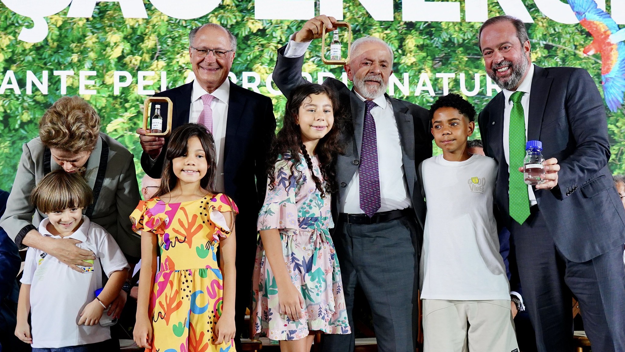 Os ministros Alexandre Silveira e Geraldo Alckmin participam, ao lado do presidente Lula, da sanção da lei Combustível do Futuro, em 8/10/2024, na Base Aérea de Brasília/DF (Foto Tauan Alencar/MME)