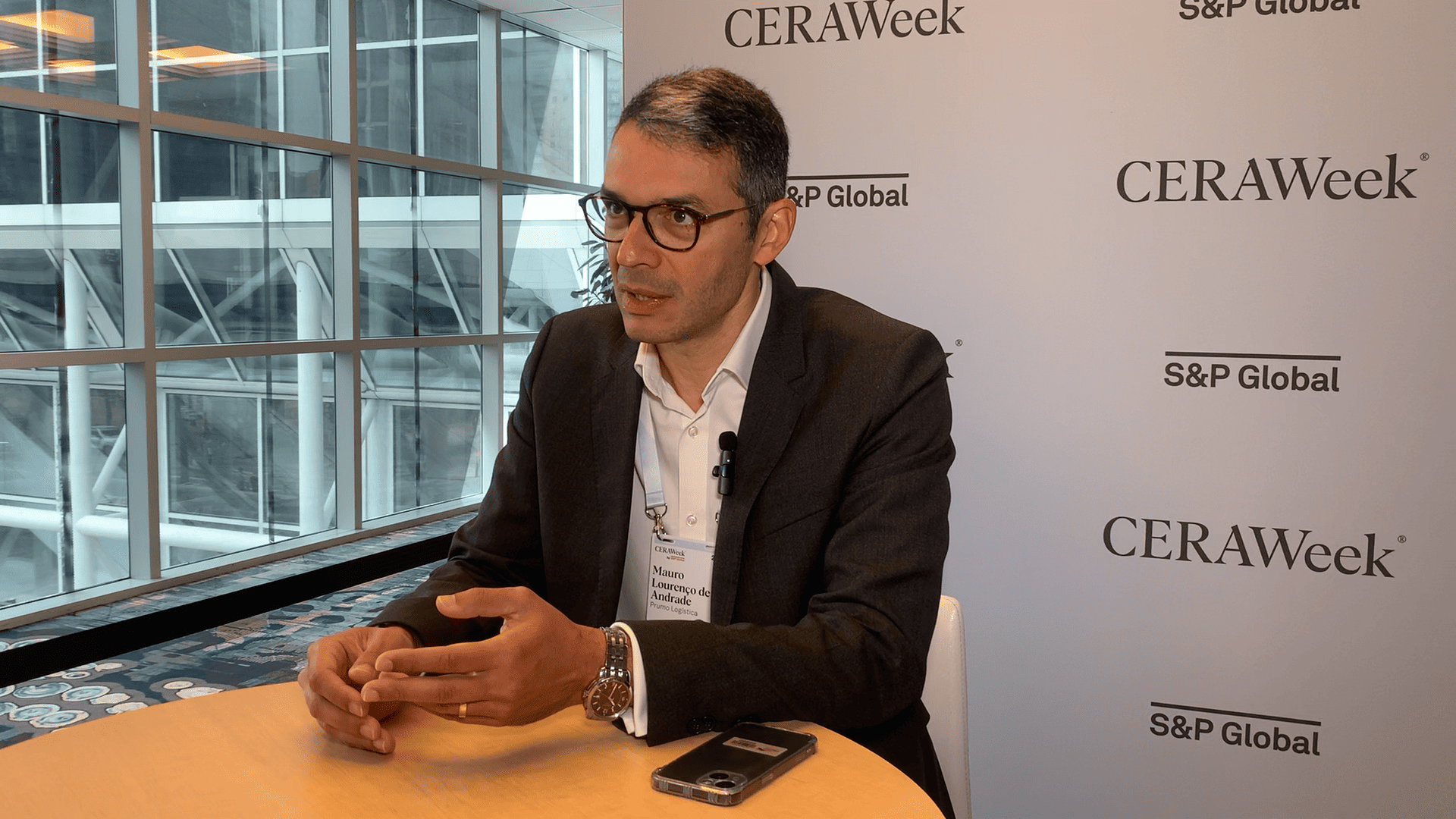 Mauro Andrade, diretor executivo de Desenvolvimento de Negócios da Prumo, em entrevista ao estúdio epbr durante a CERAWeek 2024 da S&P Global (Foto Reprodução Youtube eixos)