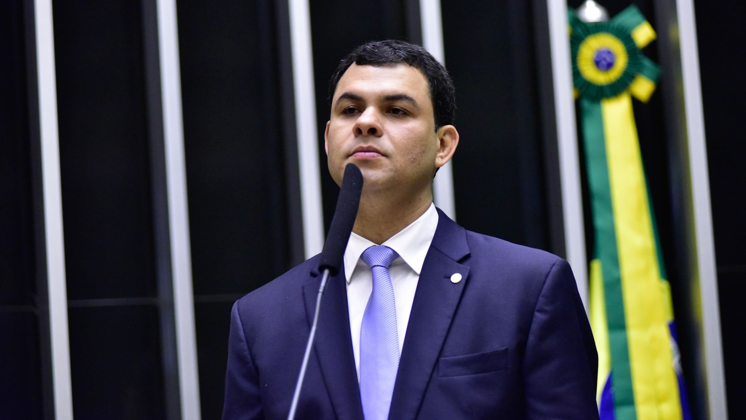 Deputado federal entra com ação na Justiça pedindo afastamento de diretores da Aneel. Na imagem: Saullo Vianna discursa, à tribuna, durante sessão para discussão e votação de propostas, em 2/7/2024 (Foto Zeca Ribeiro/Câmara dos Deputados)