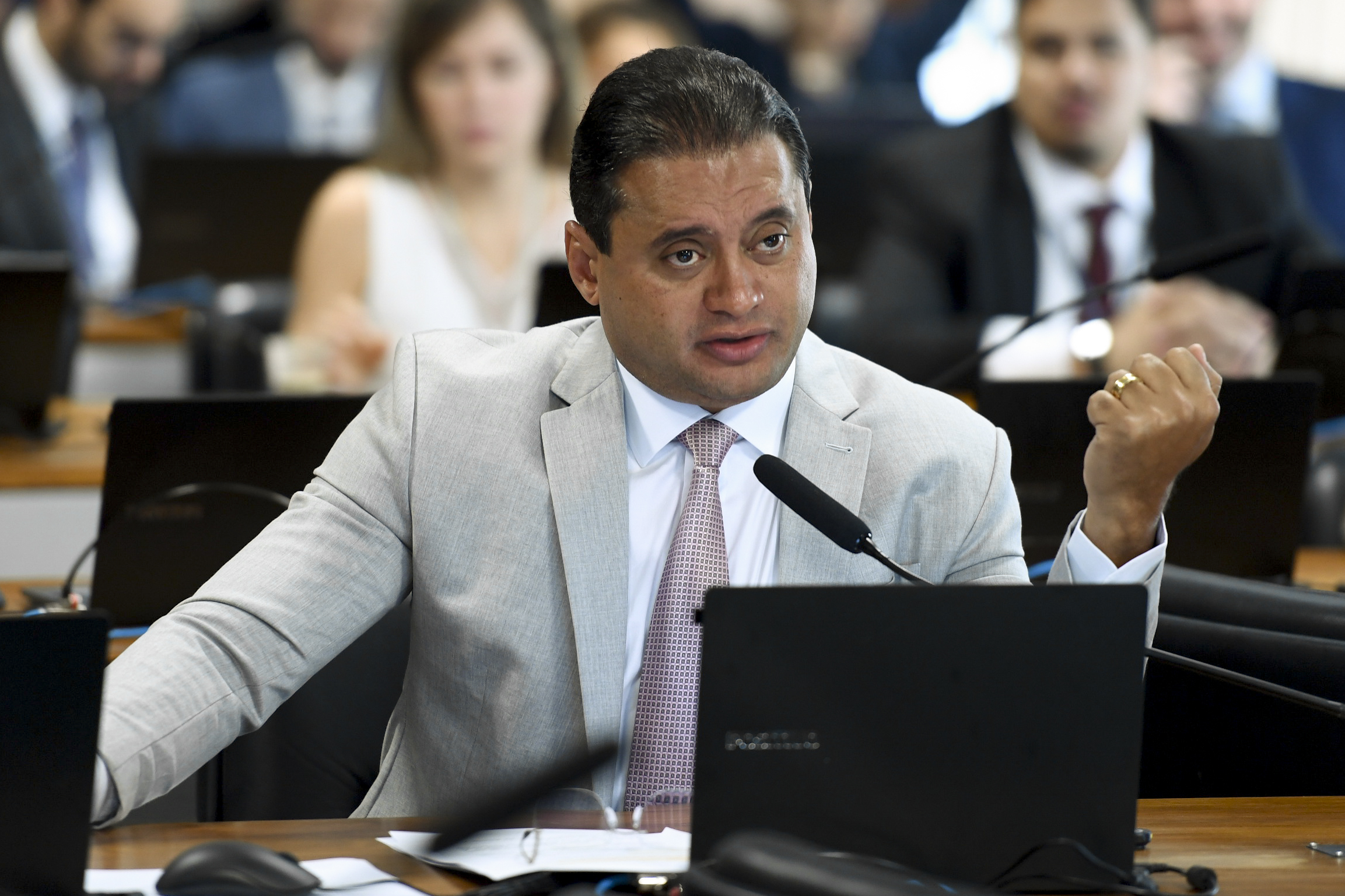 Senador Weverton Rocha, à bancada, fala durante audiência da CCJ no Senado (Foto Edilson Rodrigues/Agência Senado)